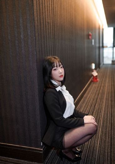 上课忘穿内裤被老师摸到高潮